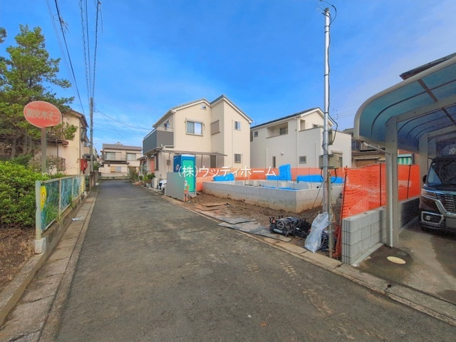 越谷市宮本町4丁目　新築一戸建ての前面道路含む現地写真