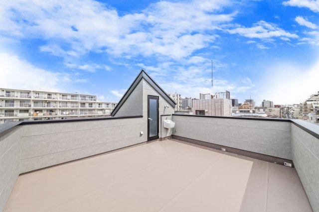 板橋区南町　青空テラス×角地　車庫付ZEH水準住宅　限定1棟のバルコニー|屋上テラス