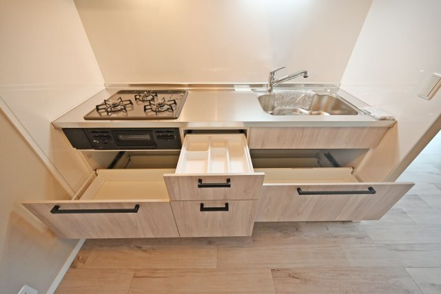 千里山田グリーンハイツ3号棟のキッチン|収納力豊富な使い勝手の良いキッチン。調理器具や食器類もしっかり収納でき、キッチンまわりをすっきりと整理整頓できます。