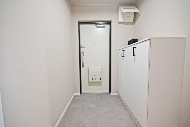 千里山田グリーンハイツ3号棟の玄関|玄関収納を備えた、すっきりとした玄関スペース。靴や外出用品をまとめて収納できるため、玄関まわりを整理整頓しやすく、いつでも気持ちよく家族を迎えられます。