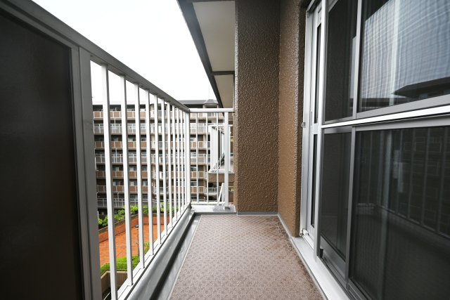 千里山田グリーンハイツ3号棟のバルコニー|2面バルコニーなら、複数方向から光や風を取り込めるのが魅力。洗濯物を干すスペースとしてはもちろん、開放感も感じられ、快適な暮らしをサポートしてくれます。