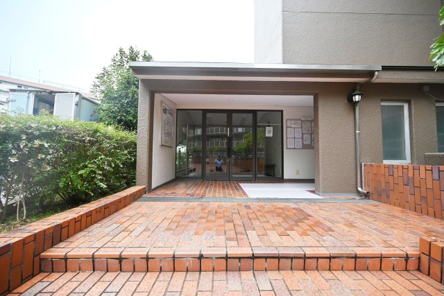 千里山田グリーンハイツ3号棟のエントランス|清潔感のあるエントランスは、住まいの第一印象を彩る大切な空間。毎日の出入りを気持ちよく迎えてくれる、落ち着いた雰囲気のエントランスです。