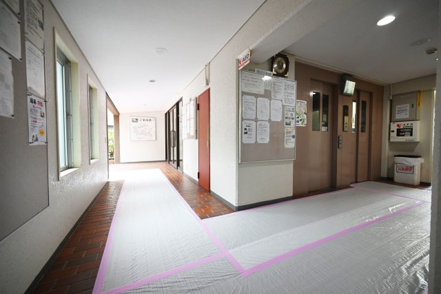千里山田グリーンハイツ3号棟のエントランス|清掃が行き届いたエントランスは、清潔感があり気持ちよく利用できる空間。住まいの第一印象を彩る、きれいですっきりとしたエントランスです。