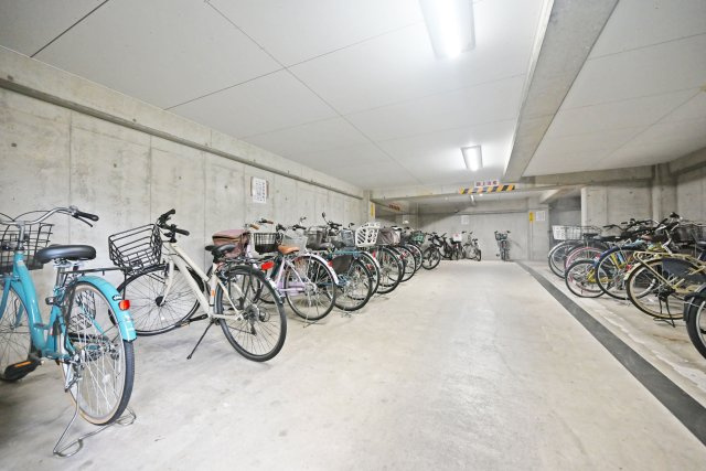 千里山田グリーンハイツ3号棟の駐輪場|屋根付き駐輪場です。