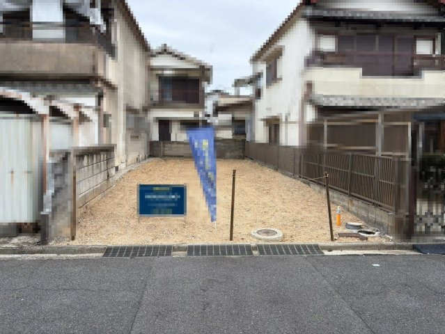 式内町　新築一戸建の前面道路含む現地写真|クローゼットございます！家具の配置にも困らない設計がされており、採光と室内のバランスが絶妙です♪