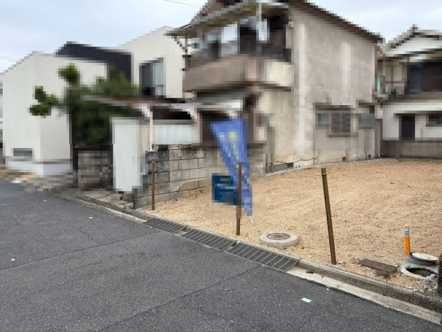 式内町　新築一戸建の前面道路含む現地写真|玄関にシューズインクローゼットありますよ！玄関周りもスッキリ片付きますね♪たくさん収納できます♪