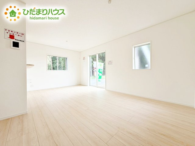 【居間・リビング】 | 那珂市瓜連第14　新築戸建　2号棟 | 風通しが良いため、夏は風を感じて涼しく過ごせます(^^♪
