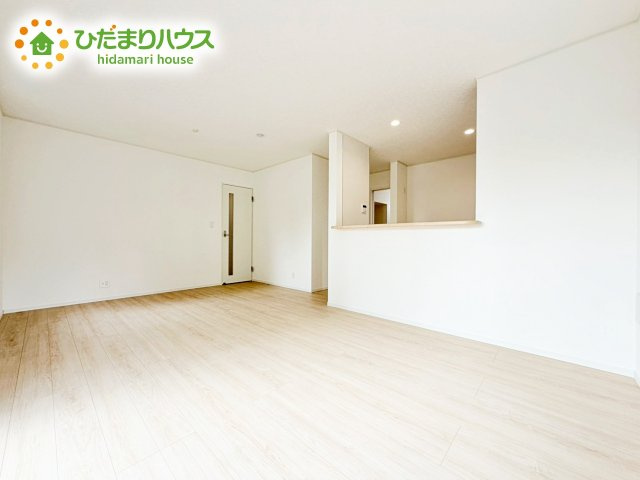 【居間・リビング】 | 那珂市瓜連第14　新築戸建　2号棟 | 複層ガラスの遮熱効果と断熱効果で、一年中快適に過ごせます (#^.^#)