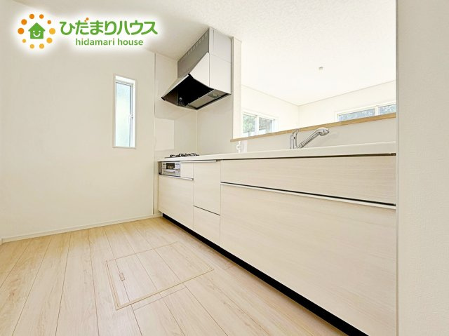 【キッチン】 | 那珂市瓜連第14　新築戸建　2号棟 | 家族でのコミュニケーションがとれる対面型システムキッチン。横一列にシンクとコンロをまとめたシンプルな形です。動きやすさとスタイリッシュなデザインが魅力。