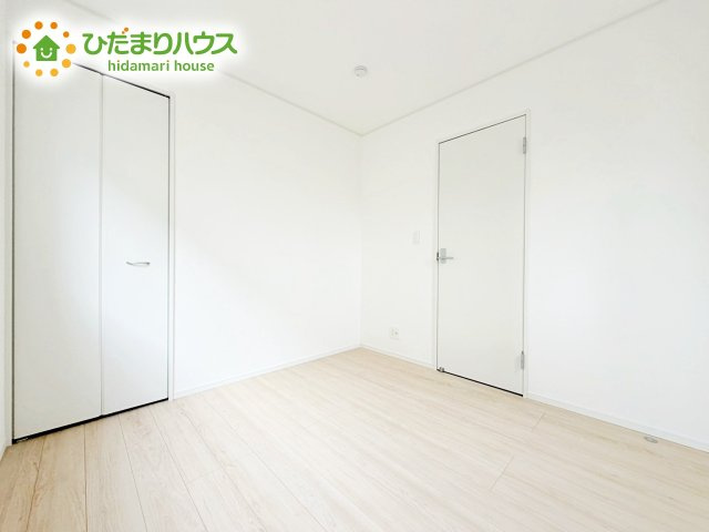 【洋室】 | 那珂市瓜連第14　新築戸建　2号棟 | 白い壁の洋室は、太陽の光だけでも十分明るく感じられますね