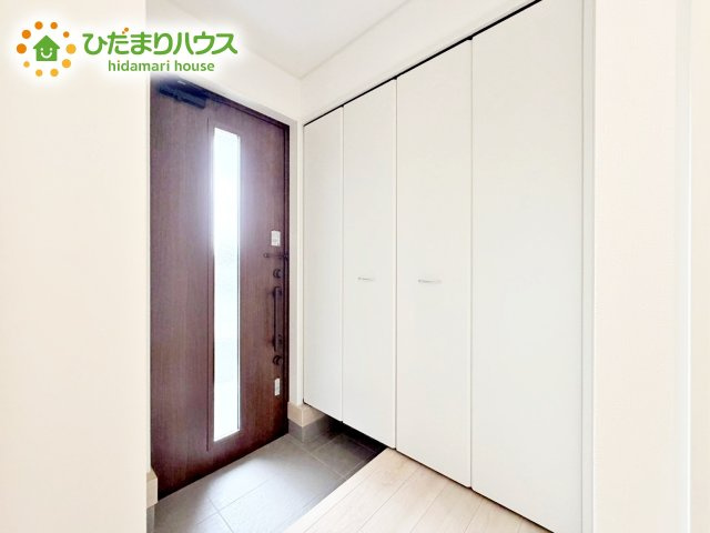 【玄関】 | 那珂市瓜連第14　新築戸建　2号棟 | 天井まであるシューズボックスは、家族全員の靴が入るため、散らかりがちな玄関もスッキリ片付きますね。