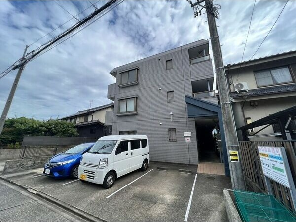 ドリーム川名の駐車場