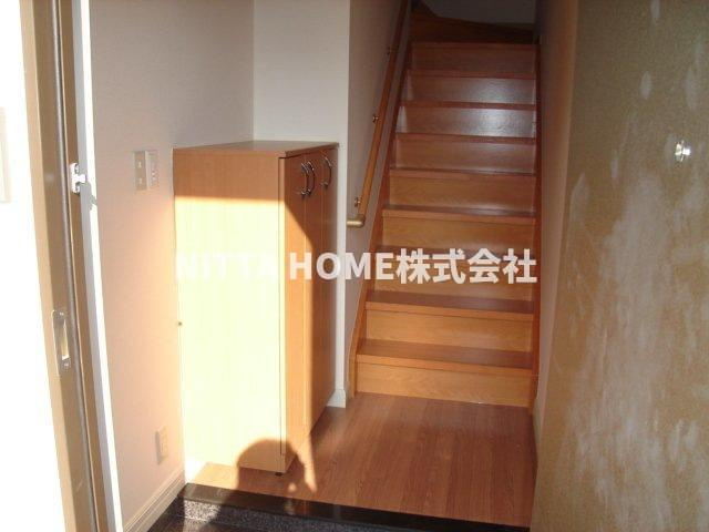 多可郡多可町中区安楽田のアパートの玄関|玄関にはシューズボックスも設置しています！