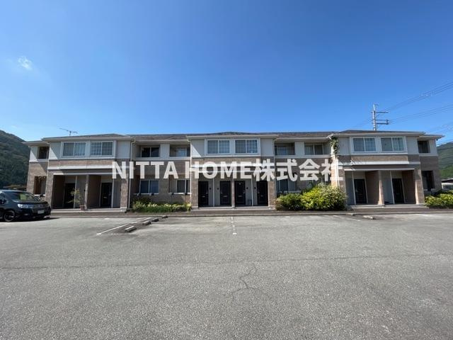 多可郡多可町中区安楽田のアパートのエントランス|建物前に駐車場があります！