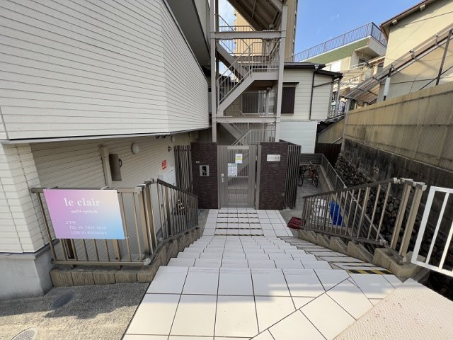 豊中市螢池東町１丁目の店舗事務所のエントランス