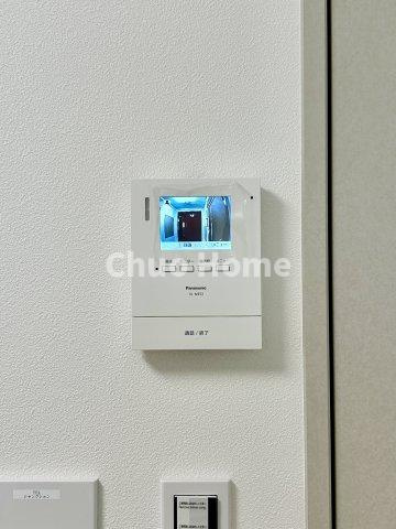 ライオンズマンション両国第3のセキュリティ|【モニターホン】誰が来たかすぐにわかるカラーモニター付きインターホン。通話ボタンを押すまでは室内の音は漏れていませんので相手を確かめてから応対できます。