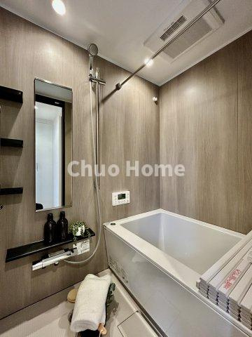 ライオンズマンション両国第3の浴室|【バスルーム】暖房換気乾燥機付きシステムバスルーム。暖房・冷風・換気・乾燥など、毎日を快適に過ごせるうれしい機能が揃っています。雨の日の洗濯物も安心です。