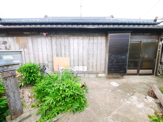 八街市大木　中古戸建の玄関|スーパータイヨーが目の前徒歩約1分　JR総武本線八街駅徒歩約13分 海保病院徒歩約5分 ユニットバス