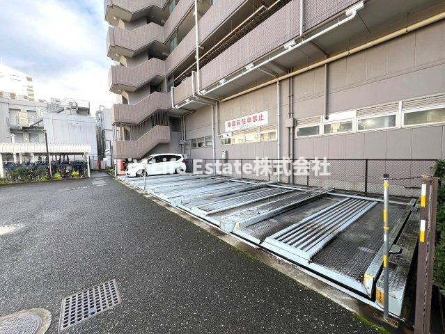 ワイズエメリールＵの駐車場