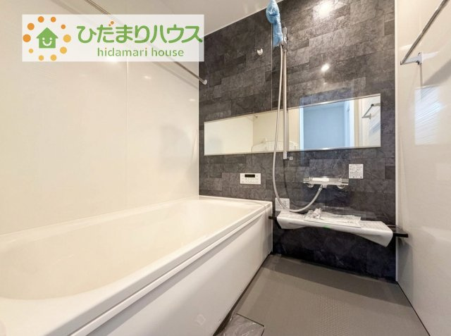 【浴室】 | 取手市井野8期　新築戸建　1号棟 | 何歳まで一緒に入ってくれるだろうか・・・。
広いお風呂は、お子様と一緒に入るバスタイムがより楽しくなります。