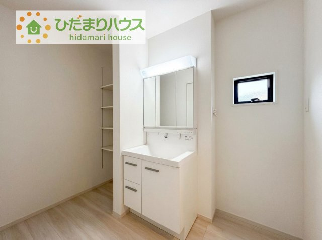 【洗面所】 | 取手市井野8期　新築戸建　1号棟 | ゆったりとした洗面所には物入れを完備！タオルや洗剤をしまえます(^^)/