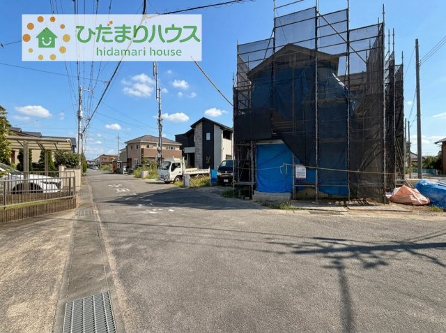 【前面道路含む現地写真】 | 取手市井野8期　新築戸建　1号棟 | ショッピング施設が充実した利便性のよい立地です♪