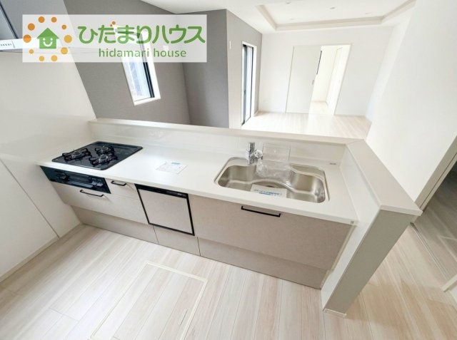 【キッチン】 | 取手市井野8期　新築戸建　1号棟 | 手元は隠しながら、リビングとも会話できるセミオープンキッチン