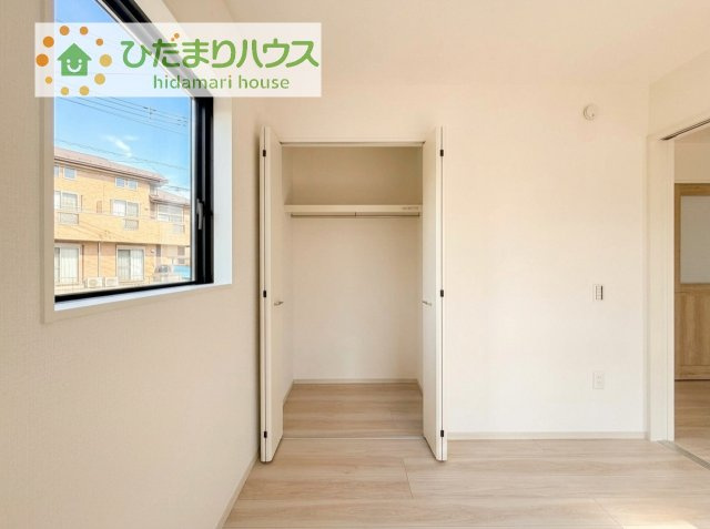 【収納】 | 取手市井野8期　新築戸建　1号棟 | リビング横の洋室の収納は横開きクローゼット！
しまった物の出し入れも楽々です(^^)