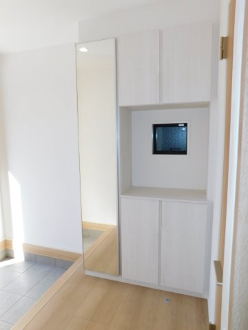 名古屋市東区前浪町の新築一戸建の玄関|◇玄関収納◇　　玄関がスッキリと片付くミラー付き収納完備♪　