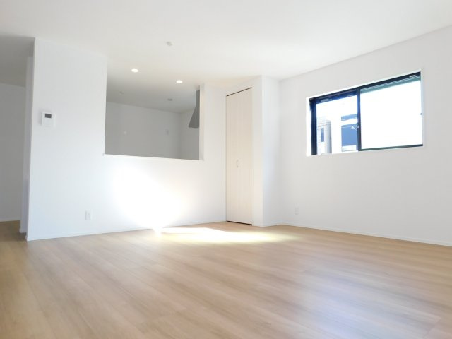 名古屋市東区前浪町の新築一戸建の居間・リビング|◇リビング◇　　明るく広いリビング１８．０帖　足元から均等に温まる床暖房付き！