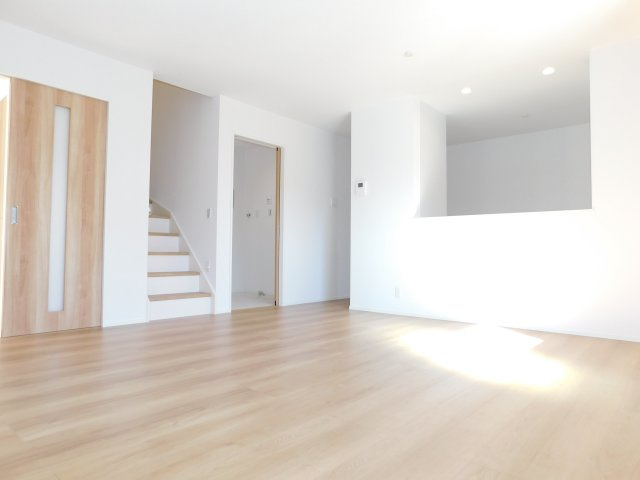 名古屋市東区前浪町の新築一戸建の居間・リビング|◇リビング◇　　明るく広いリビング１８．０帖　家族のコミュニケーションの機会が増えるリビング階段♪