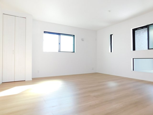 名古屋市東区前浪町の新築一戸建の洋室|◇リビング◇　　明るく広いリビング１８．０帖　インテリアが映えるワイドリビング♪　リビング収納完備！