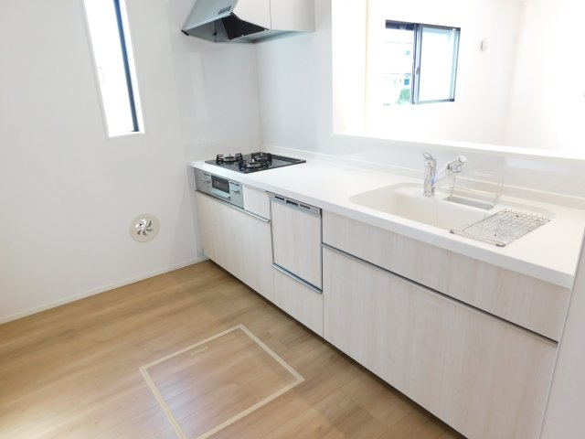 名古屋市東区前浪町の新築一戸建のキッチン|◇キッチン◇　　対面式キッチン・人造大理石カウンター・お手入れらくらくシンク・浄水器一体型水栓・Sｉセンサーコンロ（３口）・食器洗浄乾燥機・ソフトモーションレール・床下収納庫