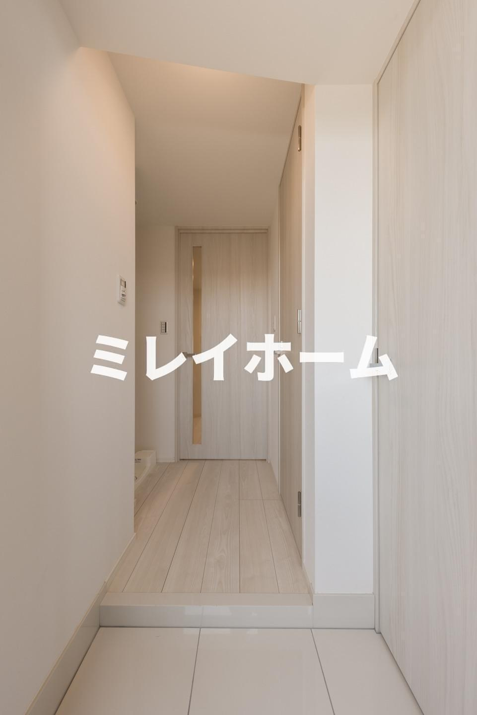 アーバンパーク東六郷Ⅱの玄関|同建物内、別のお部屋の参考写真になります。フローリングは茶色になります。