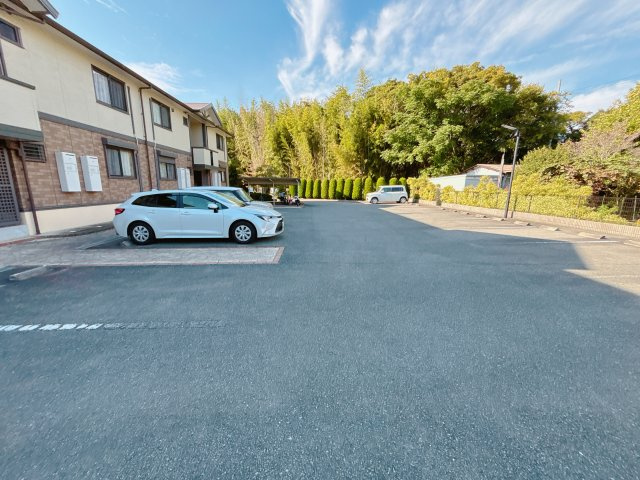 ラフィネ宮前の駐車場