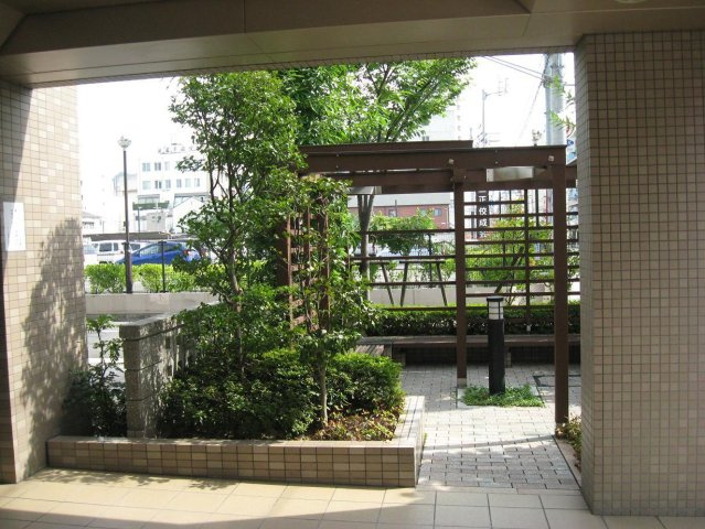 敷地内に緑があるので、目隠しの役割も果たしながら、植栽の連なりが作り出す美しい景観も演出しております♪