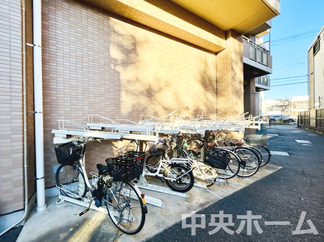 デュークコート小岩の駐輪場|【自転車置き場】最新の空き状況や費用などの詳細は担当スタッフまでお問い合わせください。