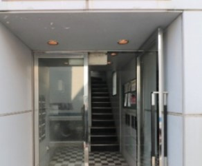 エルテナ西久保のエントランス