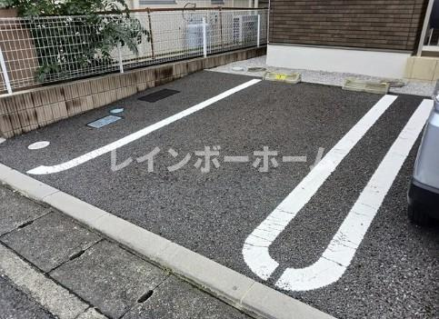 フロース・ケラシーの駐車場