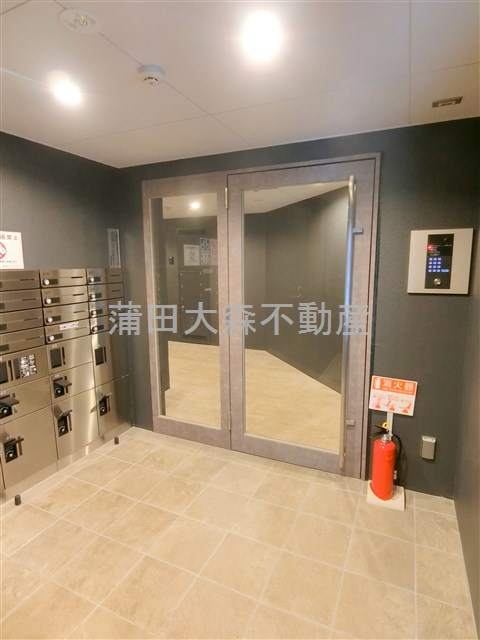 スクエア千鳥町のエントランス|防犯カメラTVモニター付オートロック宅配BOXメールBOX
