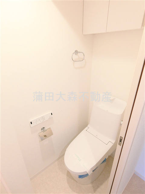 スクエア千鳥町のトイレ|吊戸棚と温水洗浄便座付きのトイレ