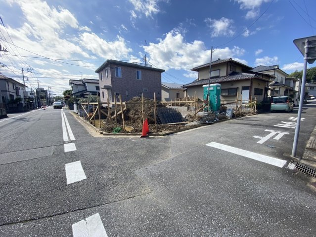 取手市新町第14　新築戸建　1号棟の前面道路含む現地写真|建築の進捗に応じて見学も可能です。現地で暮らしのイメージを膨らませてください。