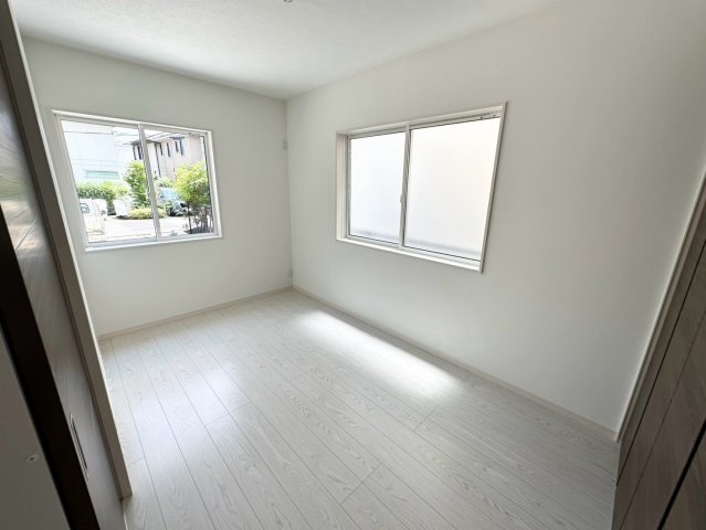 大江一丁目の洋室|１階洋室5帖。
2面採光で明るい室内！