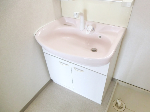 ランドマークの洗面所|洗面台完備♪身だしなみチェックもばっちりですね!
