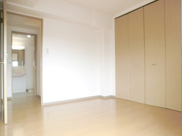 ランドマークの洋室|違うアングルから見た洋室のお部屋です♪