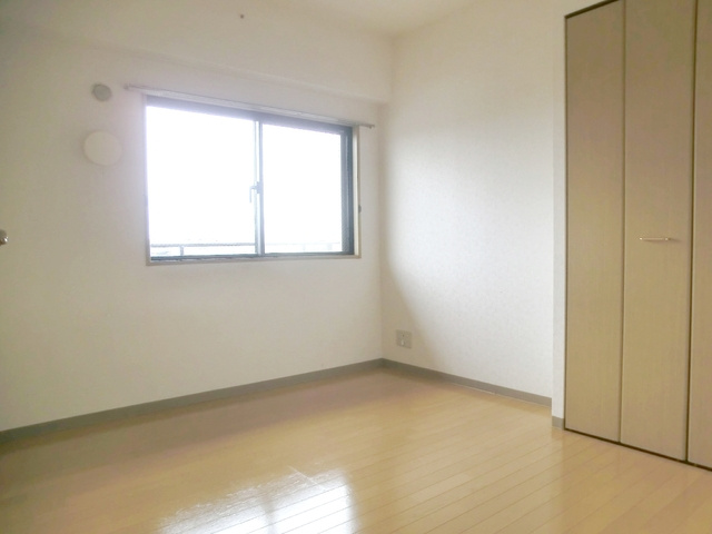 ランドマークの寝室|使いやすいフローリングのお部屋です♪