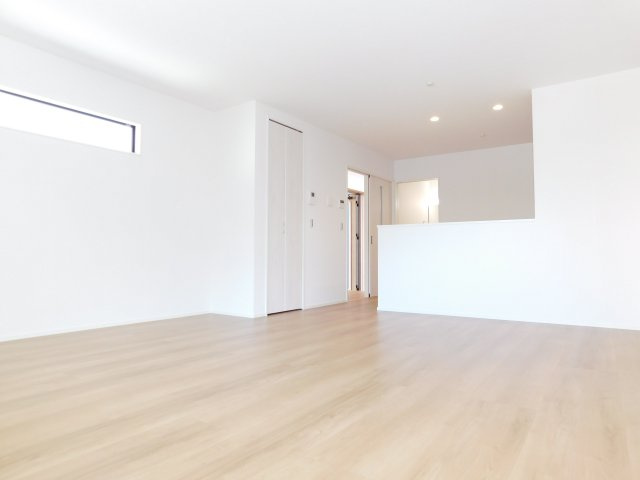 名古屋市東区前浪町の新築一戸建の居間・リビング|◇リビング◇　　明るく広いリビング１８．５帖　リビング収納完備！