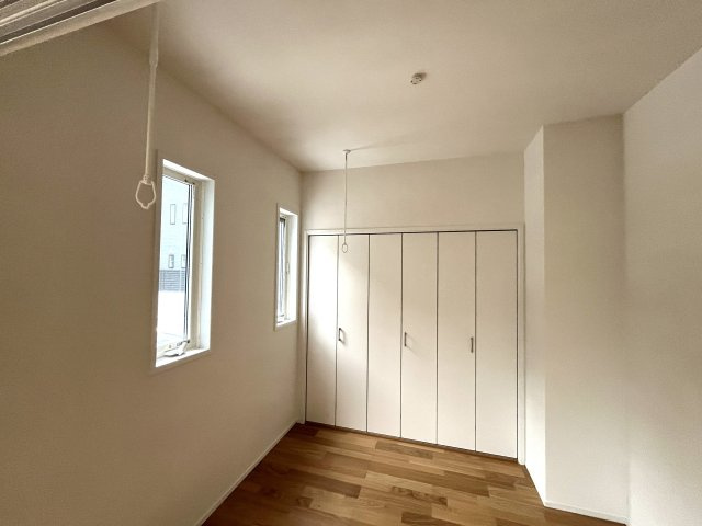 【洋室】 | 仲介手数料無料！厚南小学校に通える新築戸建　宇部市厚南北３丁目　２号地　サンコート | 落ち着いた色調の洋室です