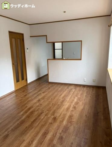 越谷市大林　中古一戸建ての居間・リビング