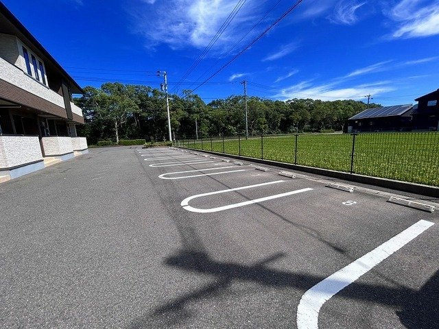 モン　アンテリユール原Ⅰの駐車場|車をお持ちの方に嬉しい駐車場付きの物件です